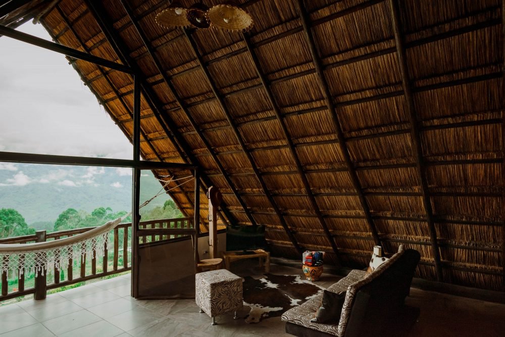 Sala de estar con balcón para descansar mirando hacia el Valle de Tenza.
