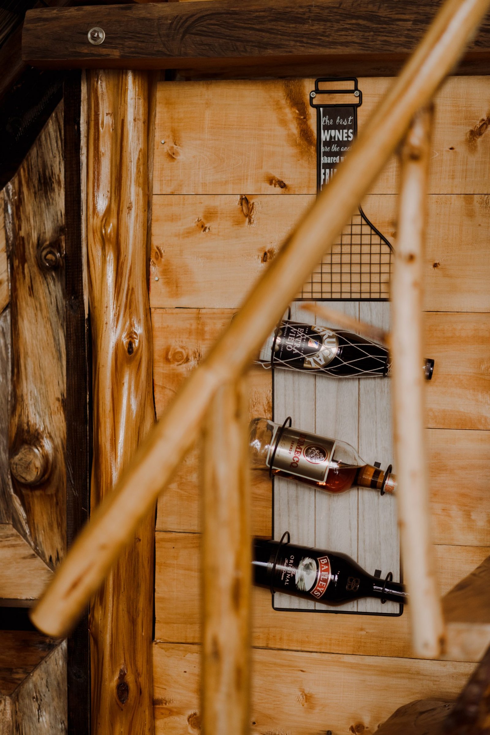 Caba de licores en el interior de un Chalet de Paja.