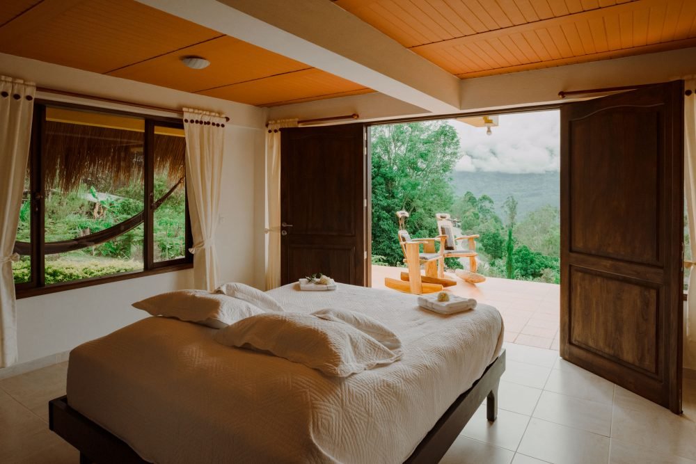 Dormitorio con vista a las montañas, dos mecedoras de madera Guateque, Boyacá.