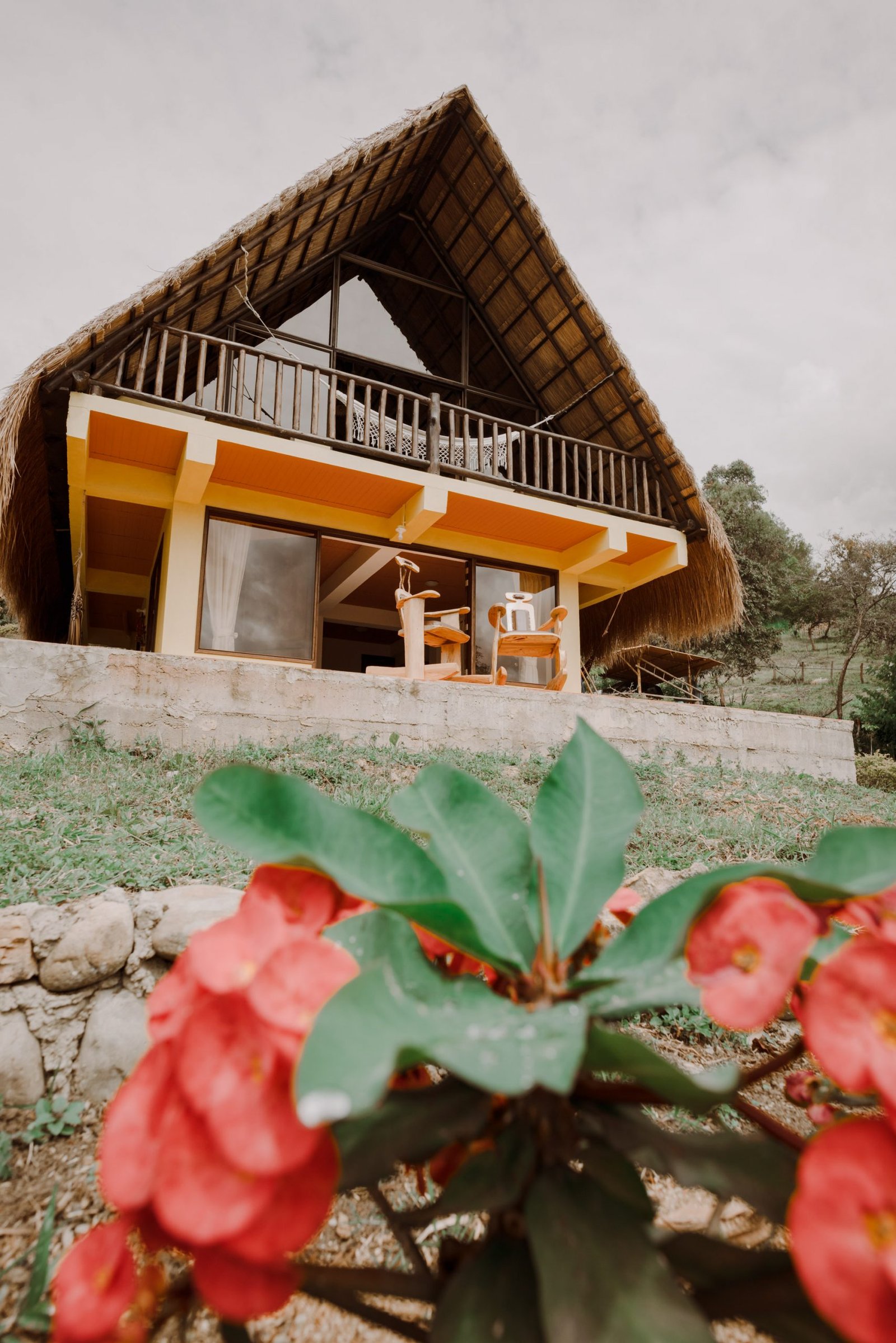 Flores y plantas adornando el exterior del Chalet de Paja en Guateque, Boyacá.