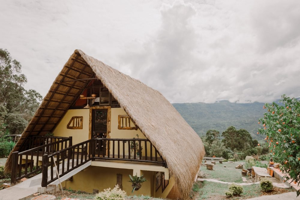 Vista lateral del Chalet de paja al aire libre con el Valle de Tenza al fondo.
