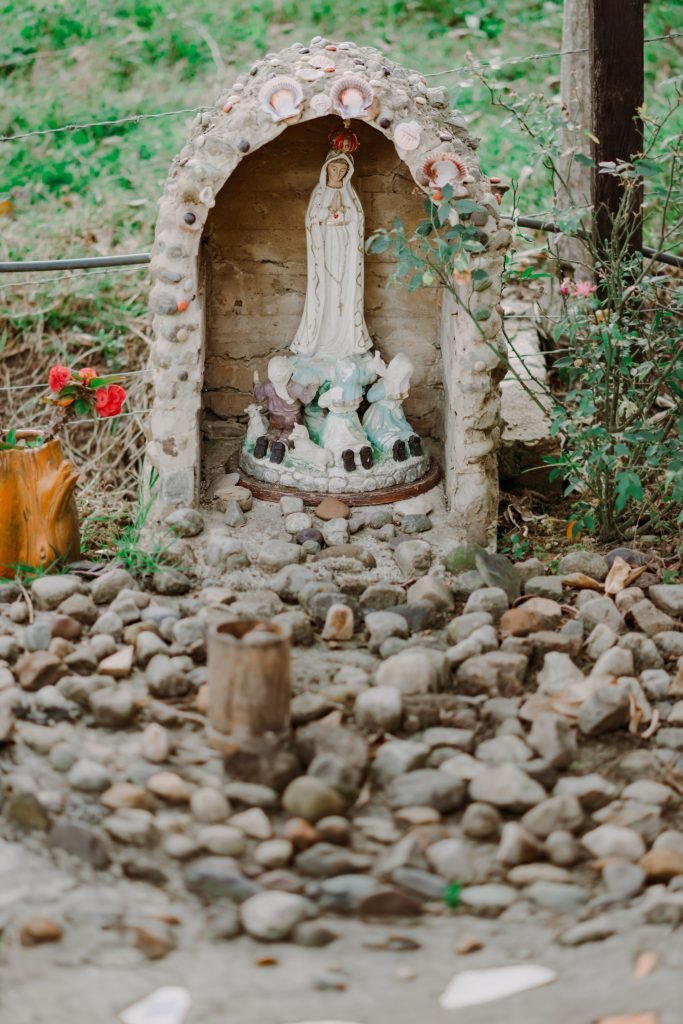 Altar con virgen rodeada de piedras en Guateque, Boyacá.