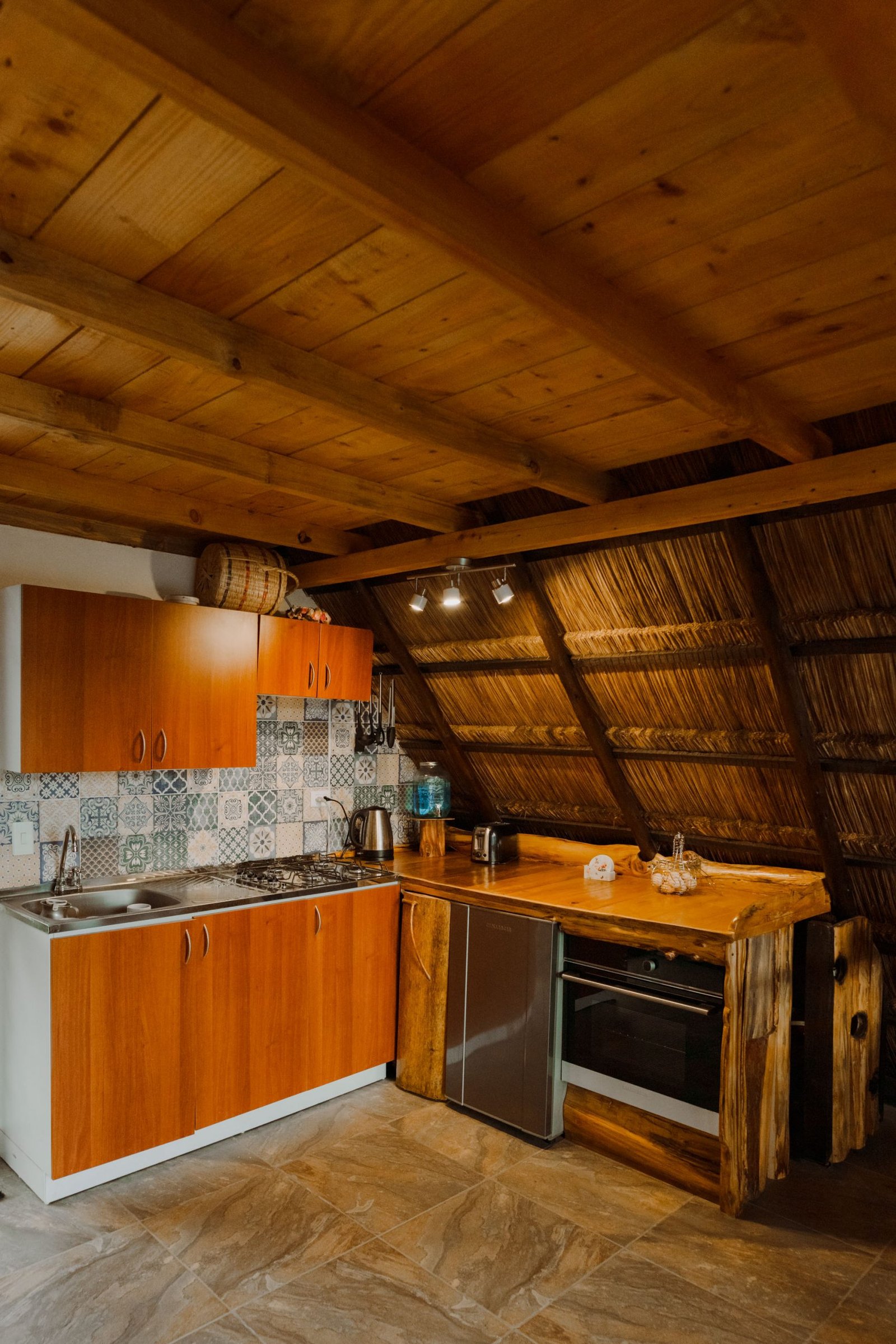 Cocina full equipada hecha en madera. Chalet de paja, Luciana Cabañas Boutique.