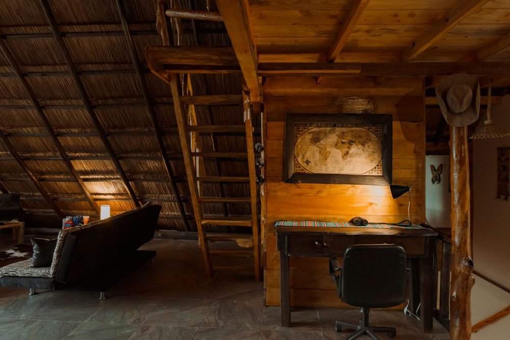 Escritorio hecho en madera con buena iluminación para leer o trabajar de manera remota.