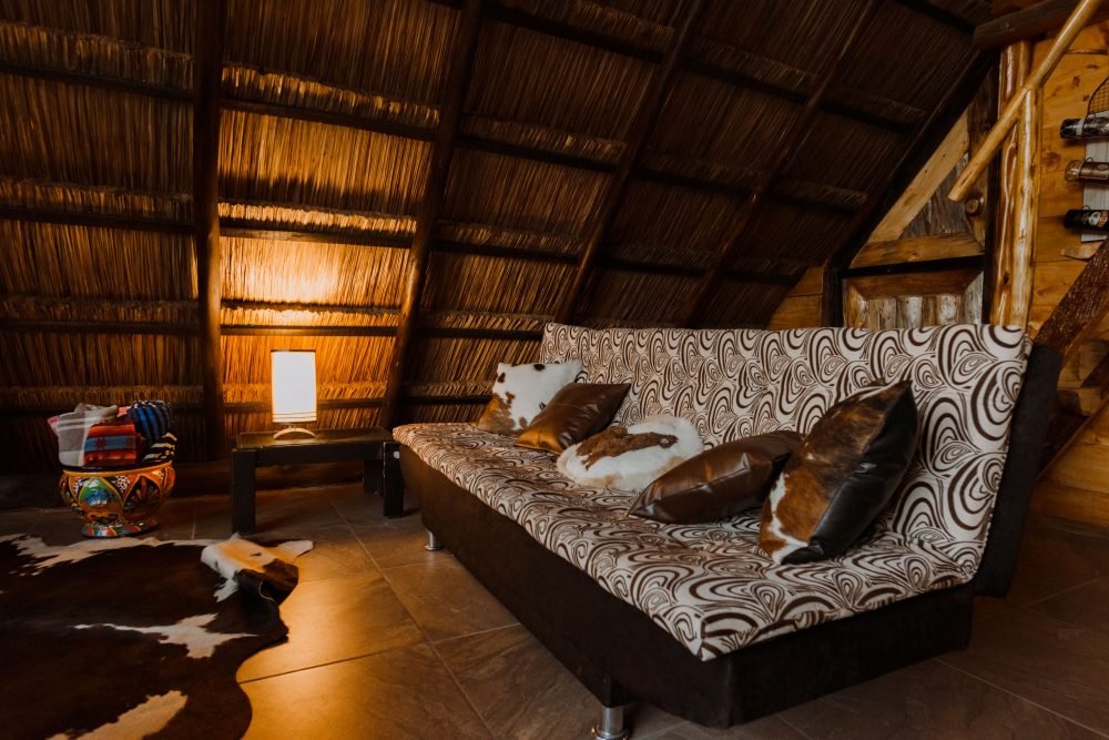 Sofá cómodo para 3 personas en una sala acogedora con buena iluminación.