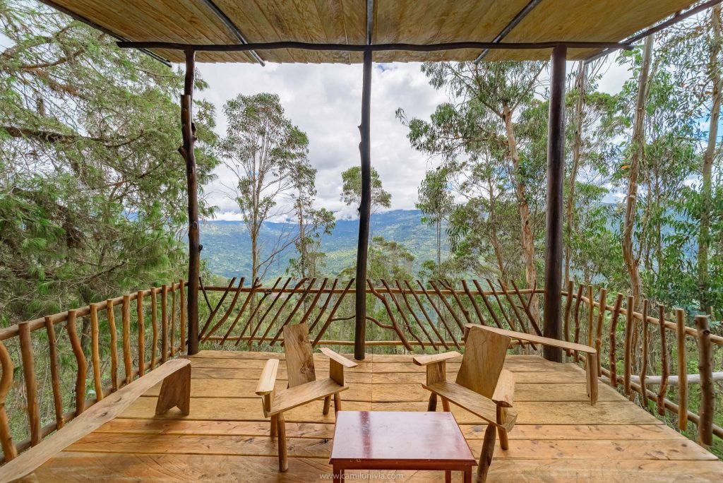 Terraza en madera con vista al valle de tenza rodeada de árboles en Guateque, Boyacá.