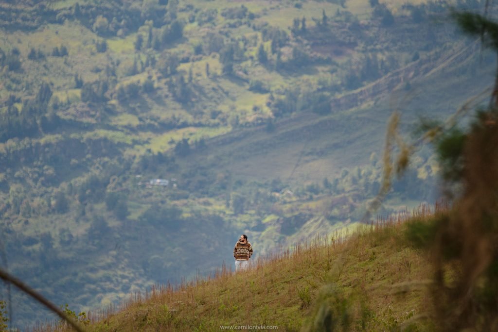 Hombre observando el espactacular paisaje de las montañas y el Valle de Tenza.