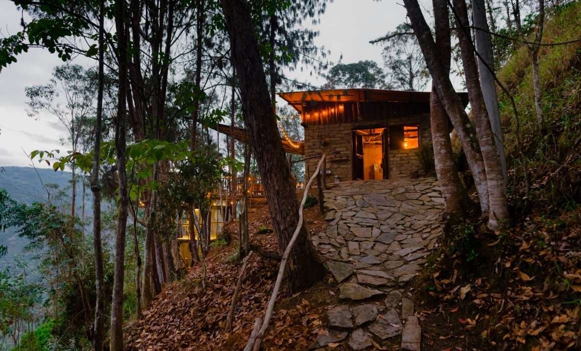 Camino de piedra hacia la cabaña San Sebástian, hecha de madera, adobe y piedra en Guateque, Boyacá.