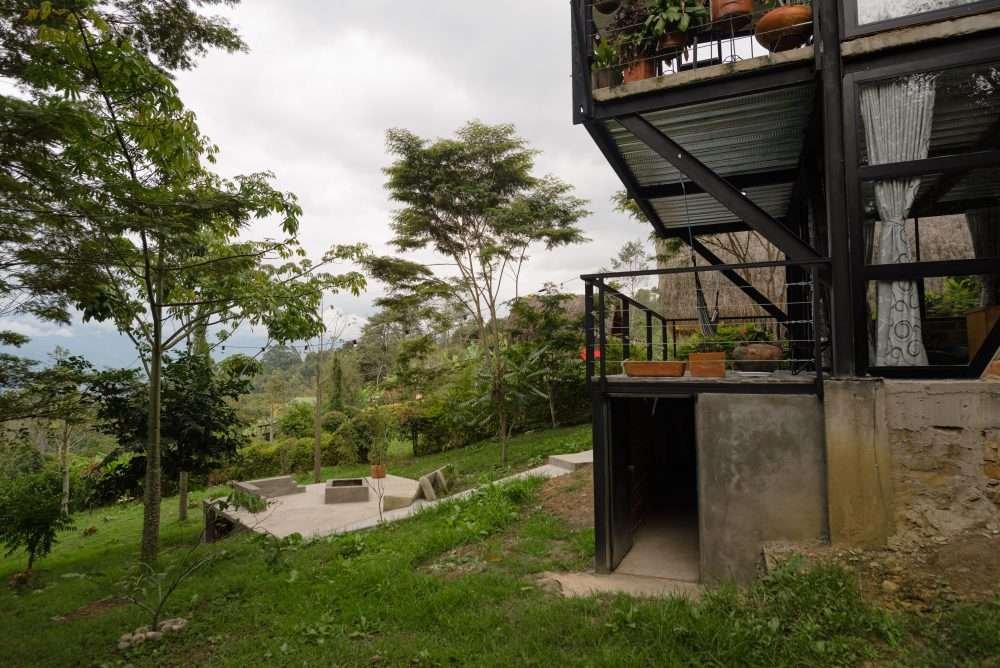 Vista lateral El Estudio, zona de lavado y patio para hacer fogatas rodeado de naturaleza.