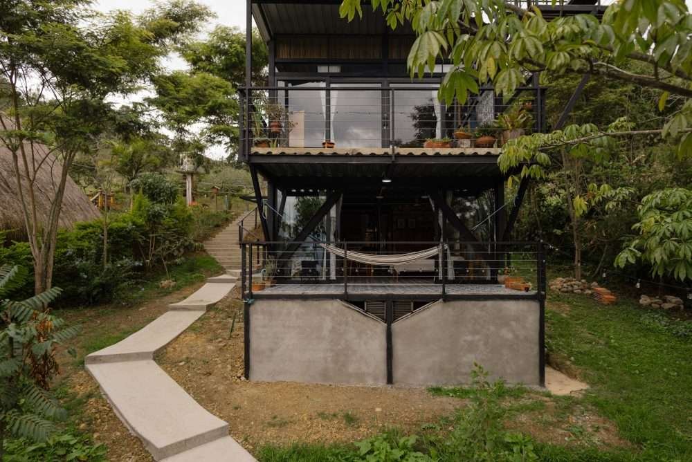 Cabaña de estilo industrial, hecha de estructura metálica y ladrillo a la vista, que combina lo rústico con lo moderno.