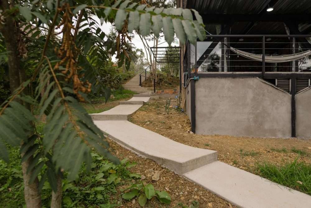Entrada de escaleras rodeada de naturaleza El Estudio en Guateque, Boyacá.