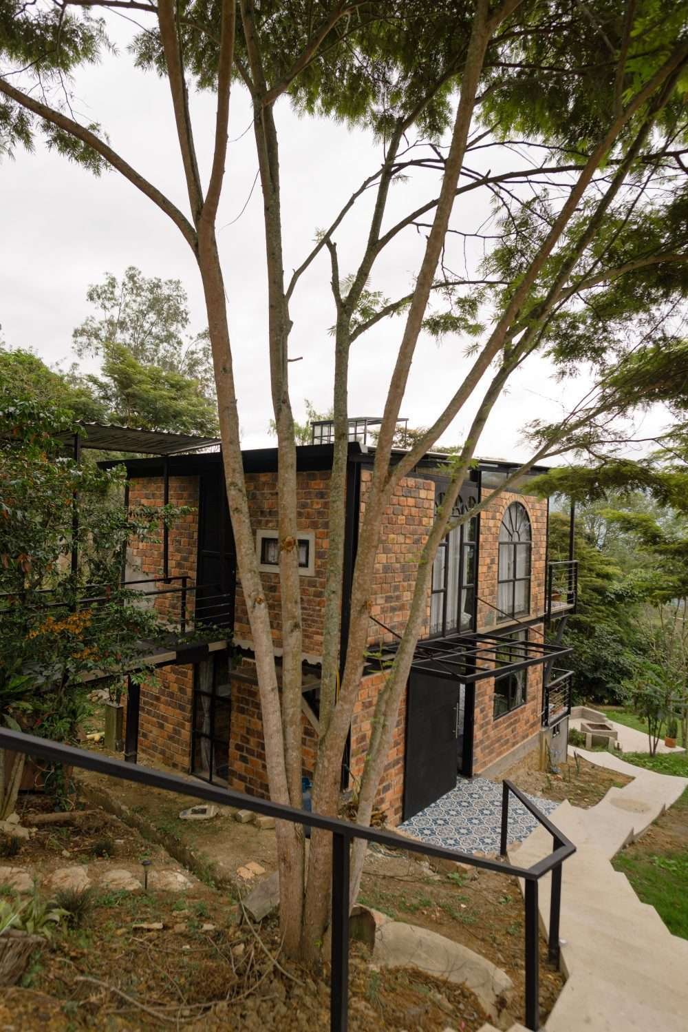 El Estudio y el Loft Industrial rodeado de árboles.