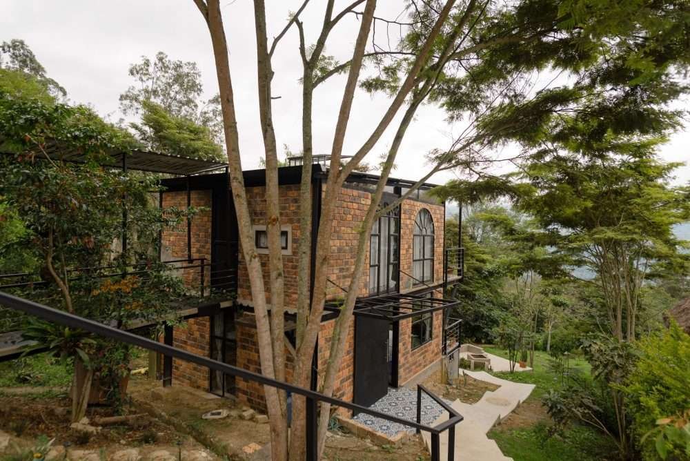 El Estudio y el Loft Industrial rodeado de árboles. Luciana Cabañas Boutique.