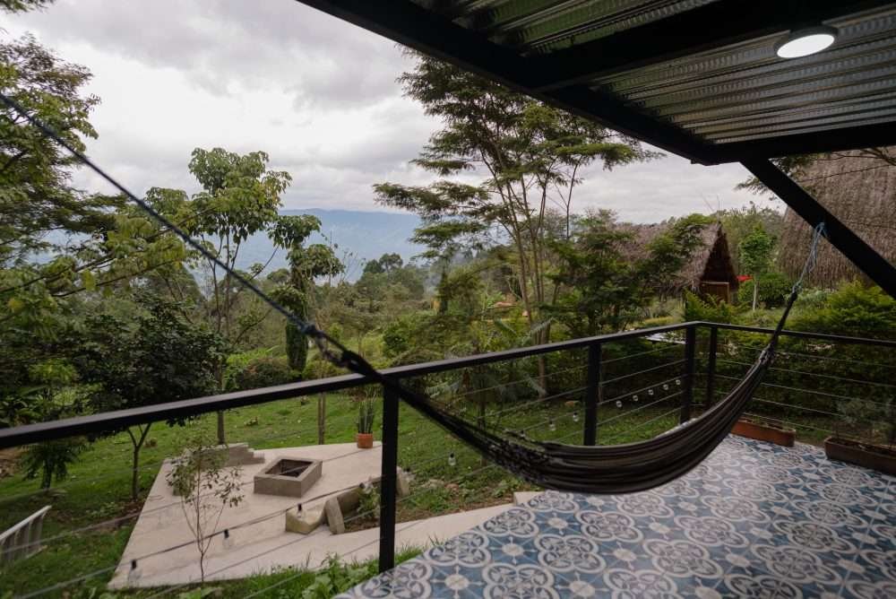 Balcón con hamaca rodeado de naturaleza con vista a las montañas del Valle de Tenza en Guateque, Boyacá.