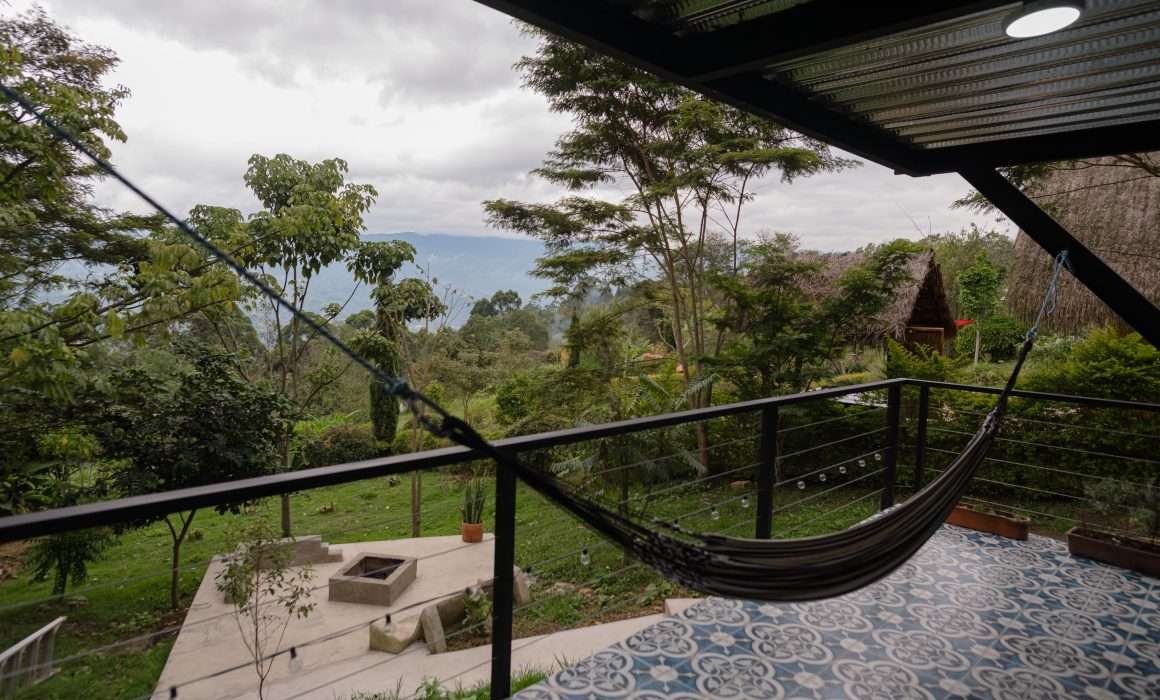 Balcón con hamaca rodeado de naturaleza con vista a las montañas del Valle de Tenza en Guateque, Boyacá.