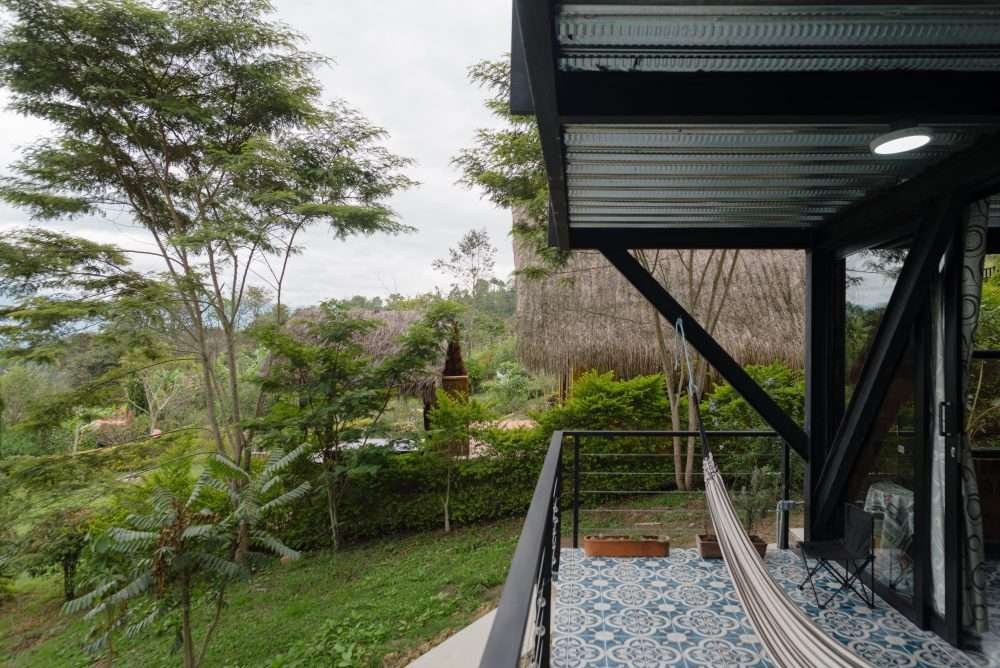 Balcón con hamaca rodeado de naturaleza con vista a las montañas del Valle de Tenza en Guateque, Boyacá.