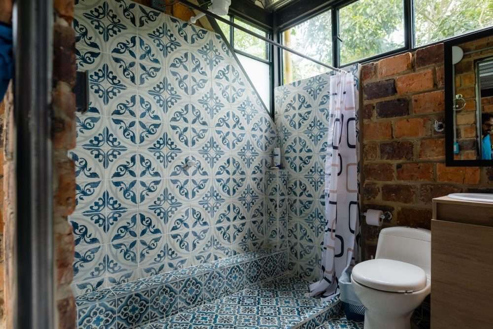 Baño privado amplio y cómodo, ducha, inodoro, lavamanos y espejo. El Estudio. Luciana Cabañas Boutique.