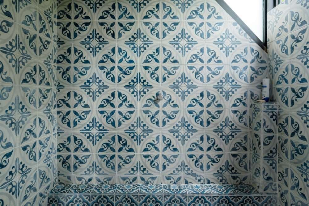 Ducha estilo vintage con buena iluminación. El Estudio. Luciana Cabañas Boutique.