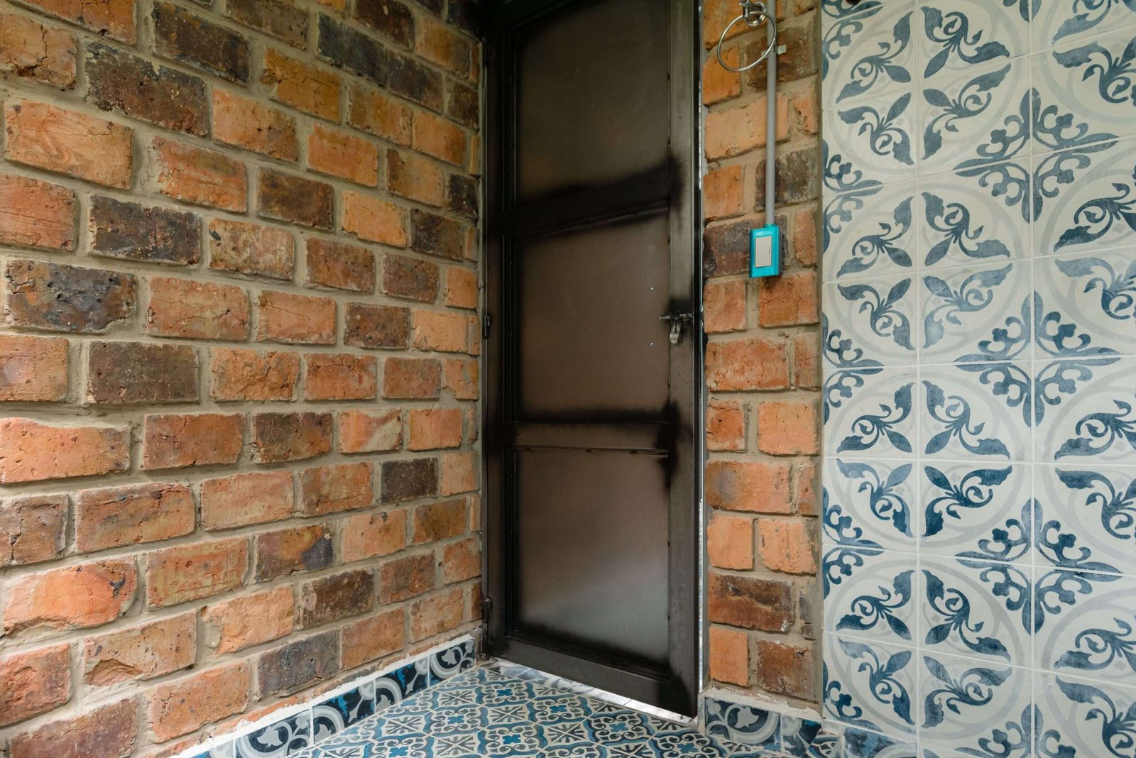 Entrada con baldosas estilo vintage al Estudio en Guateque, Boyacá.