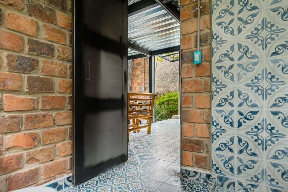 Entrada con baldosas estilo vintage al Estudio en Guateque, Boyacá.
