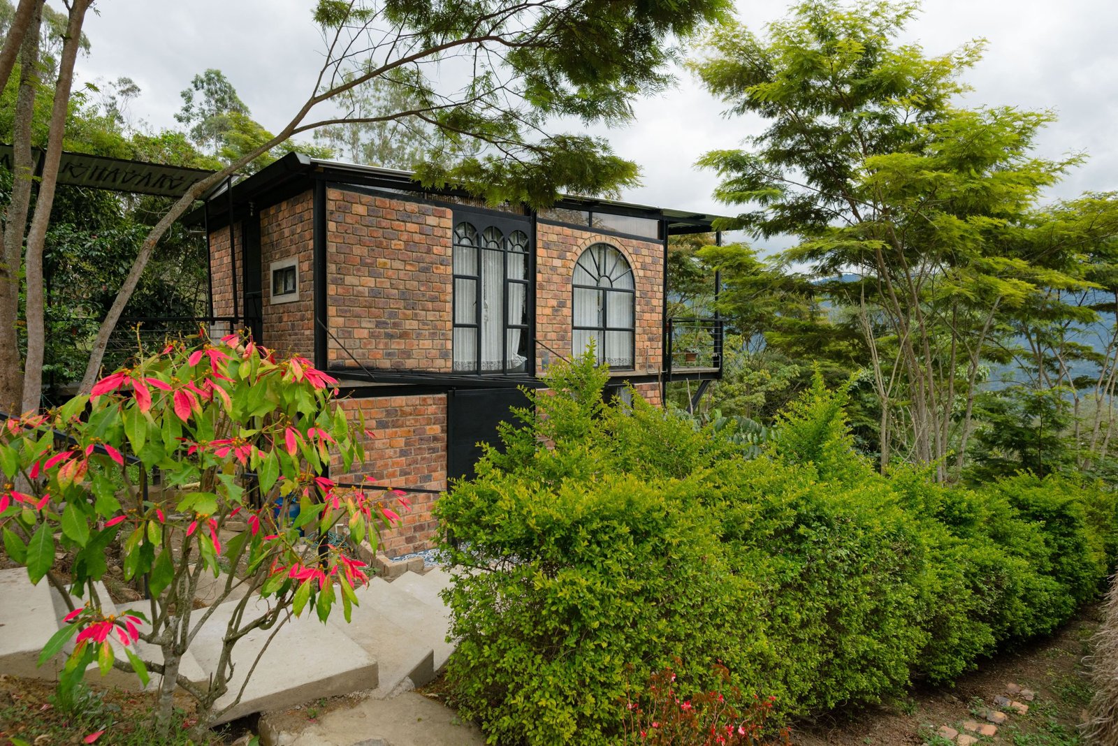 Es una cabaña de estilo industrial, hecha de estructura metálica y ladrillo a la vista, que combina lo rústico con lo moderno.