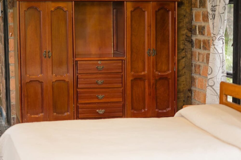 Armario de madera en El Estudio. Luciana Cabañas Boutique.