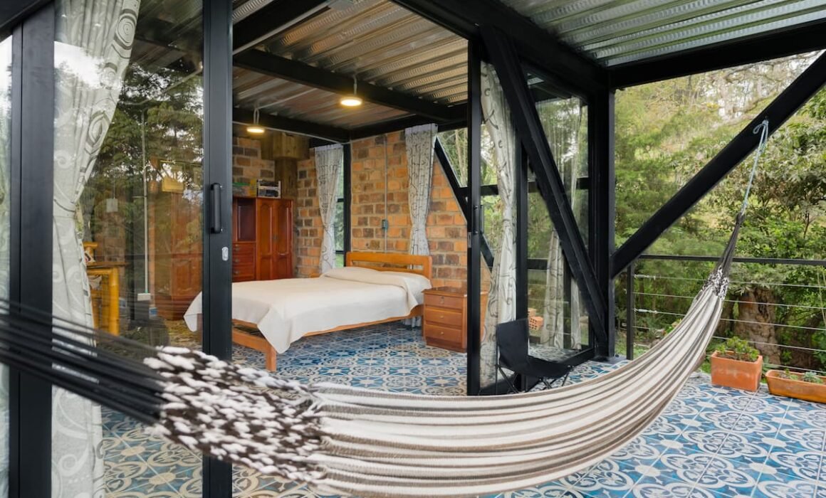 Cama y hamaca en El Estudio, cabaña moderna en Guateque, Boyacá. Luciana Cabañas Boutique.