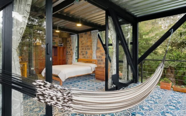 Cama y hamaca en El Estudio, cabaña moderna en Guateque, Boyacá. Luciana Cabañas Boutique.
