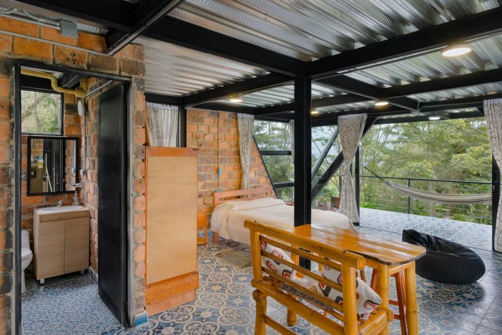 Cocina y comedor en El Estudio, cabaña industrial en Guateque. Luciana Cabañas Boutique.