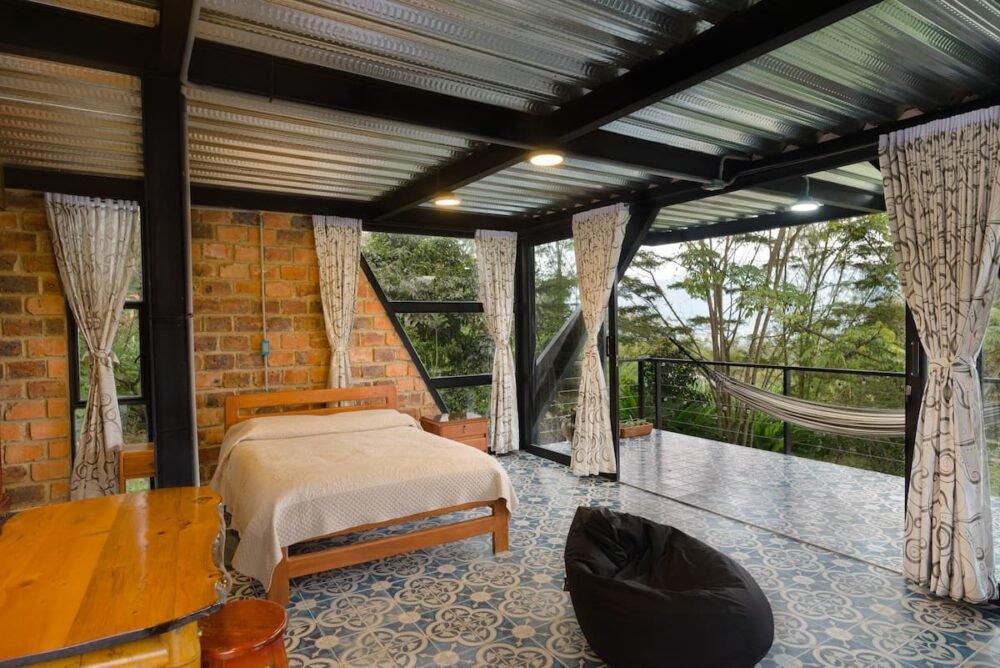 Interior amplio de El Estudio con baldosas vintage y estructura industrial. Luciana Cabañas Boutique.