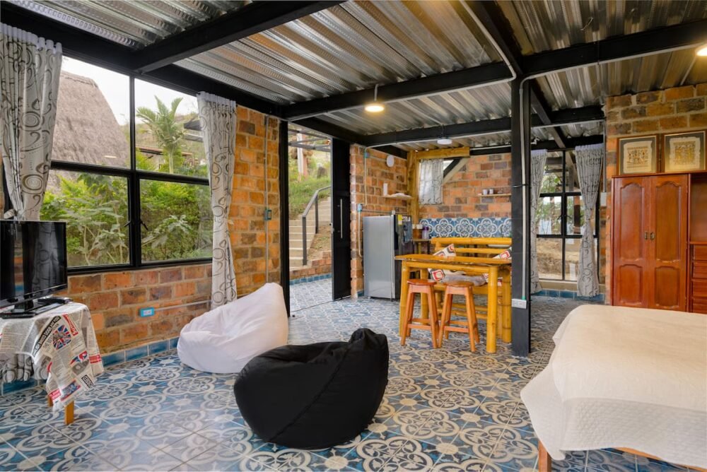 Espacio de descanso con puffs en El Estudio. Luciana Cabañas Boutique.